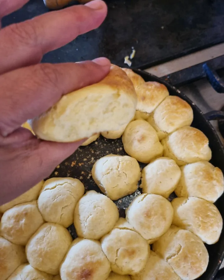 Pancito casero abierto al medio, esponjoso por dentro