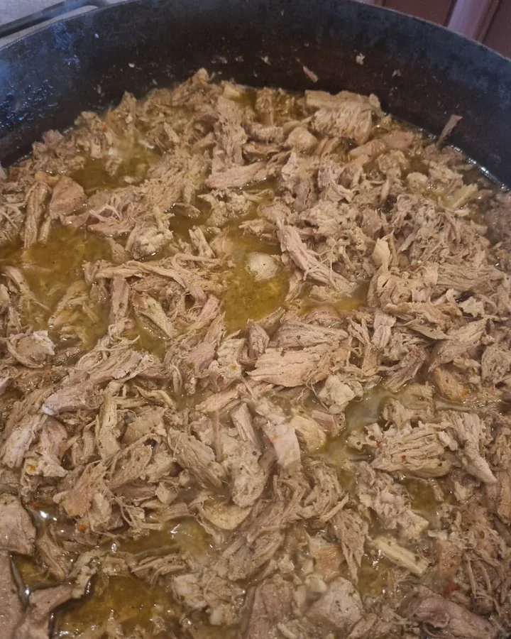 Pata de ternera desmechada en su jugo, en una olla de hierro